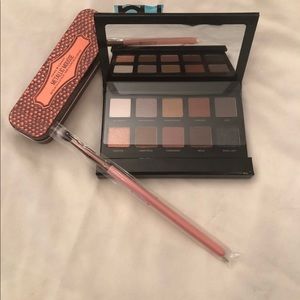 SOLD‼️ISH IMSMOKINGHOT eyeshadow bundle